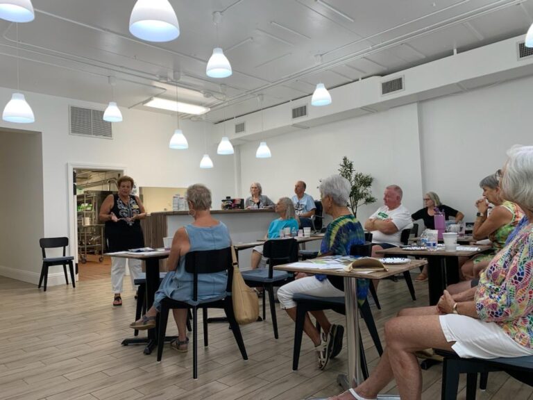 2204 09 22 Joan Iacono Speaks To Group On Venice Ave 1